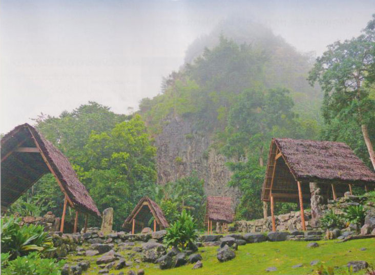 Me'ae de lipona à Puamau au pied du piton Toea, île de Hiva Oa.