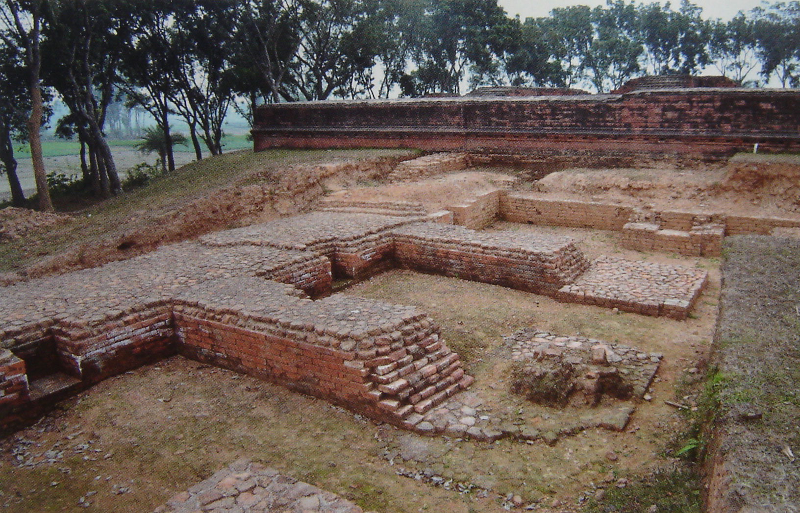 Monastère bouddhique de Vasu Bihar, au nord-ouest de la citadelle de Mahasthangard.