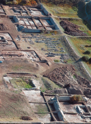 Monastère bouddhiste au milieu du lac de montagne, entre Russie et Mongolie, il y a 7 000 ans.