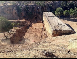 Monolithe de calcaire de 1650 tonnes à Baalbek au Liban il y a 2300 ans.