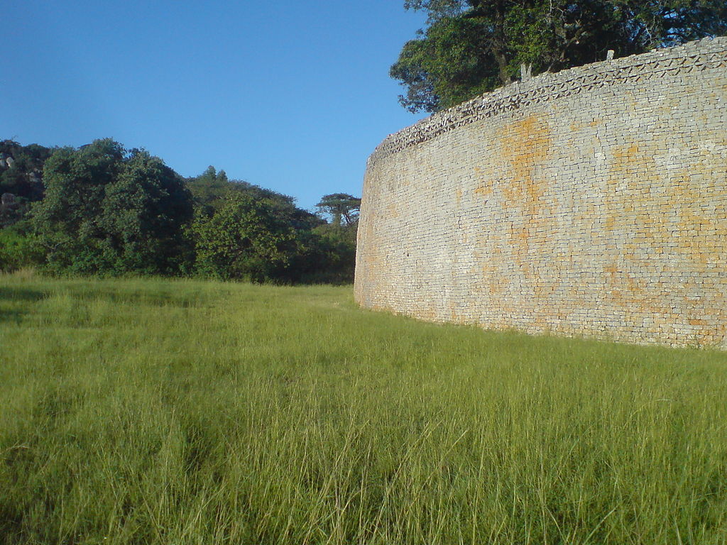 Mur cyclopéen de 9,80m au Zimbabwe datant du IXe siècle.