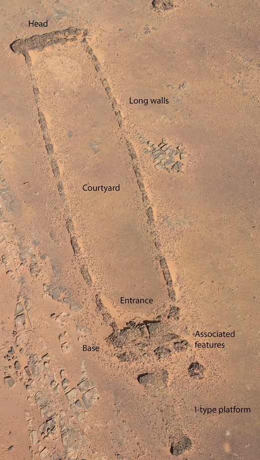 Mustatil ou grand rectangle, lieu de culte & d'offrande d'animaux, il y a 5 000 ans, en Arabie Saoudite.