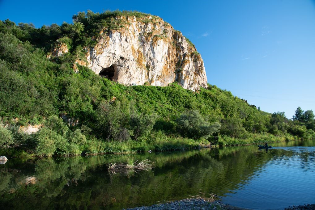 Néandertaliens présent ans la grotte de Tchagyrka, en Russie.
