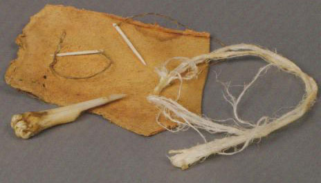 Nécessaire de couture magdalénien expérimental (l'an 2024).