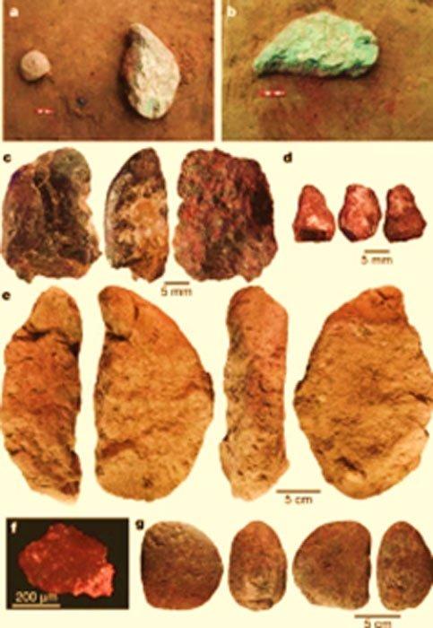 A, B : Artefacts sur sol teinté de rouge C : Ocre modifié par broyage D : Fragment d'ocre provenant du broyage E : Dalle teintée.