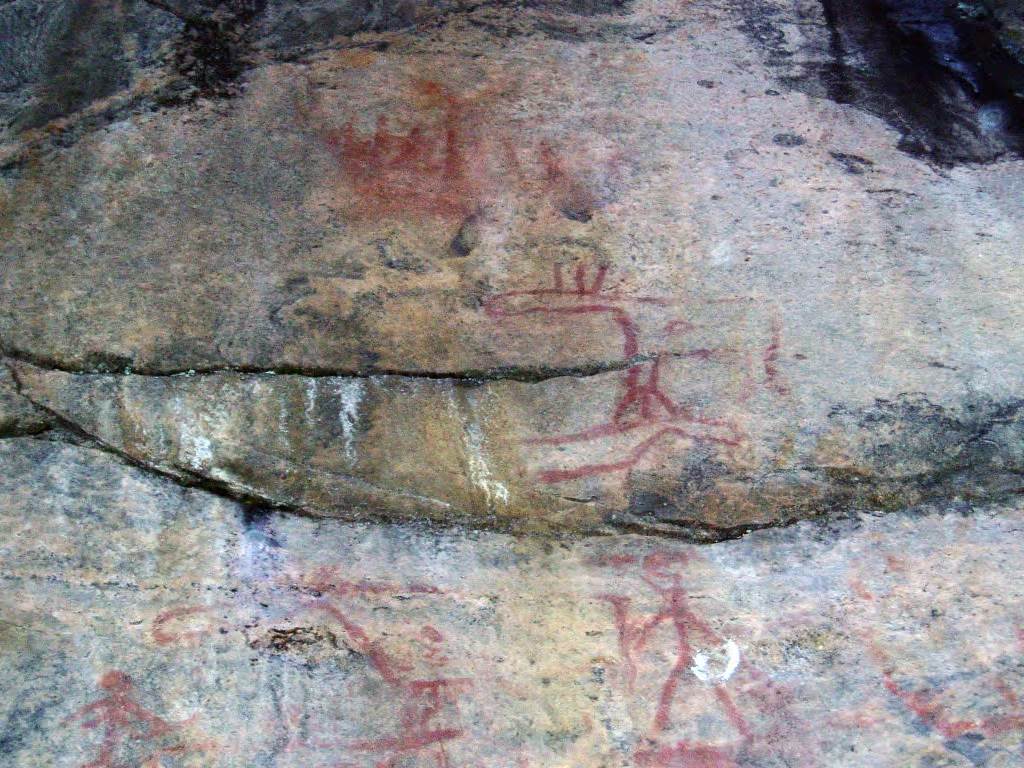 Peintures rupestres au-dessus du lac Yövesi en Finlande, il y a 3500 à 7000 ans.