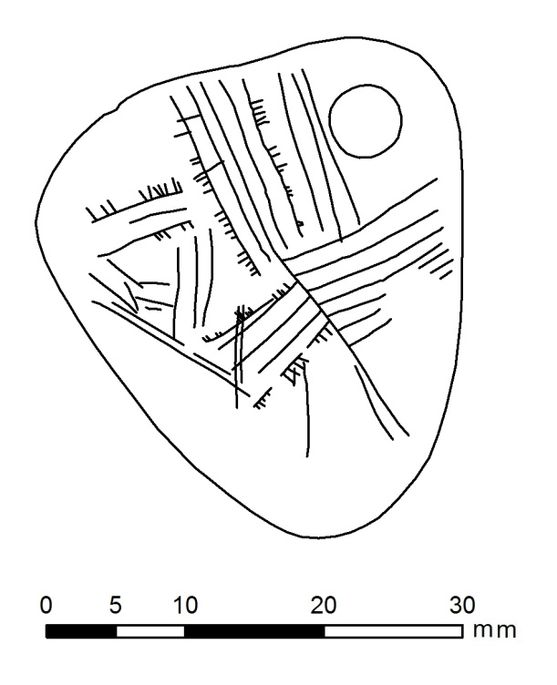 Pendentif de forme triangulaire aux lignes gravées à Star Carr en Angleterre.