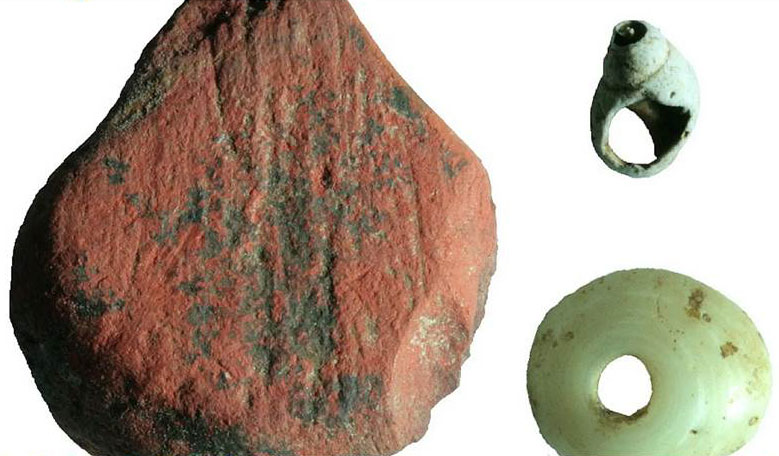 Perles de coquillages et fragment d'ocre rouge dans la grotte de Fa-Hien Lena au Sri Lanka, vieux de 48 000 ans.