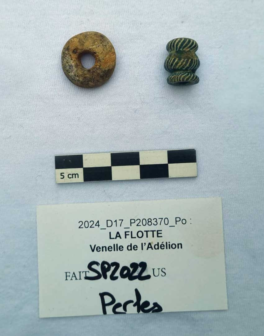Perles en verre et en ambre dans une sépulture sur l'île de Ré.