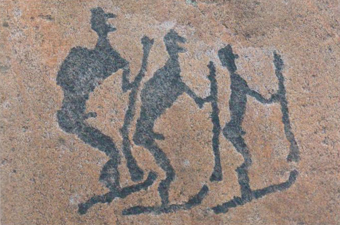 Pétroglyphes représentant trois skieurs à Zalavruga en Russie, il y a 4 500 ans.