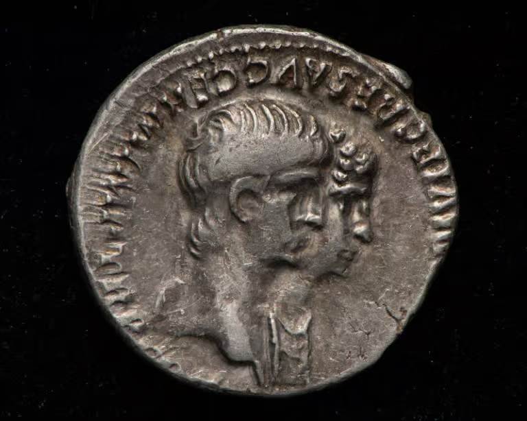 Pièce romaine en argent, destinées aux légions de Jules César.
