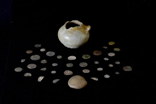 Pièces de monnaie en argent et en bronze en Ecosse, vieilles de 500 ans.