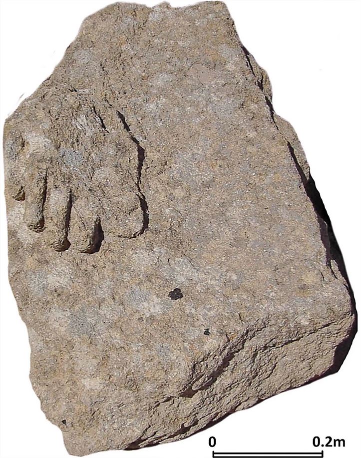 Sculpture du pied du dieu phénicien Ba'al, au milieu d'un bassin-observatoire en Sicile.