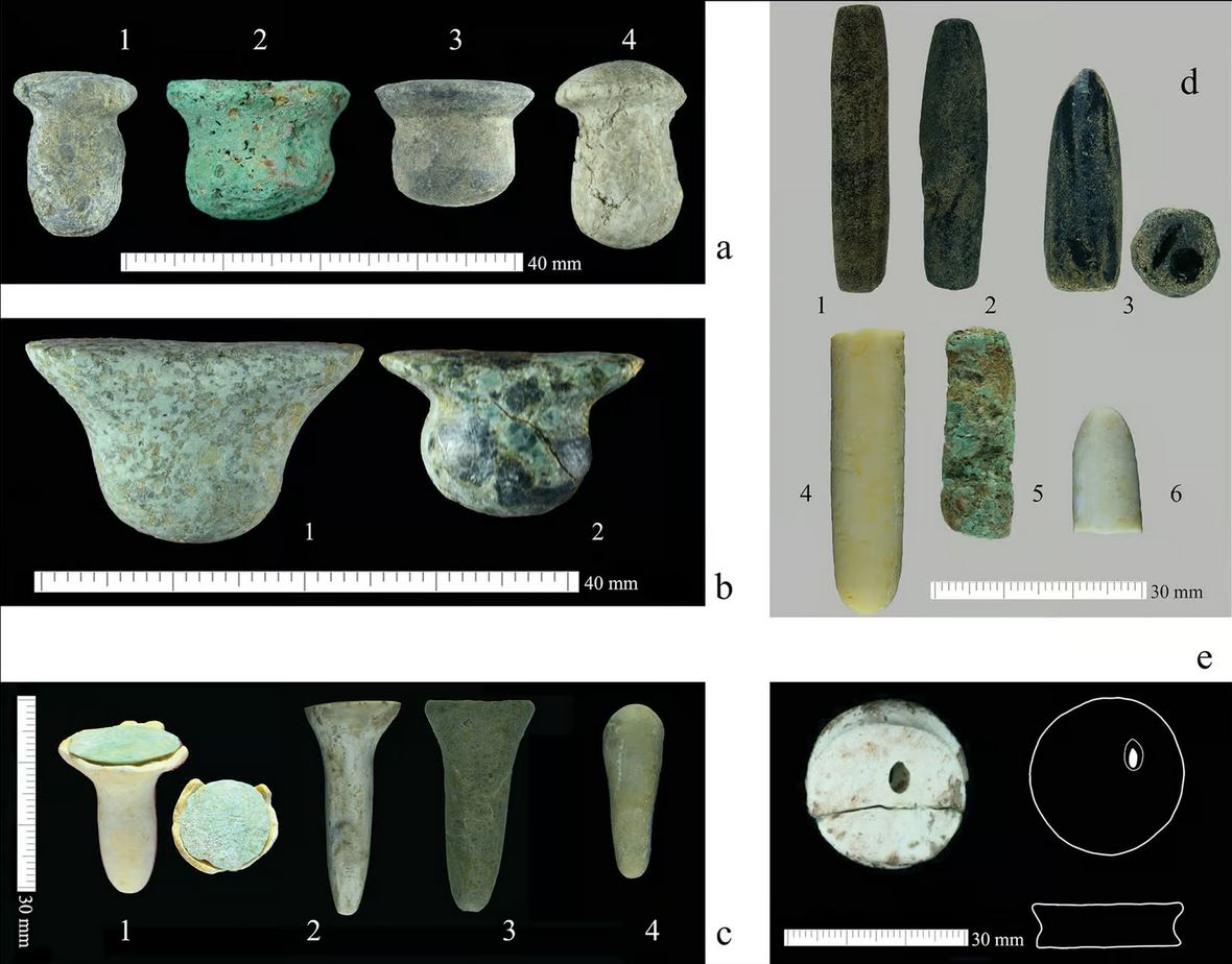 Piercings aux oreilles & lèvres inférieures à Boncuklu Tarla en Turquie, il y a 11 000 ans.