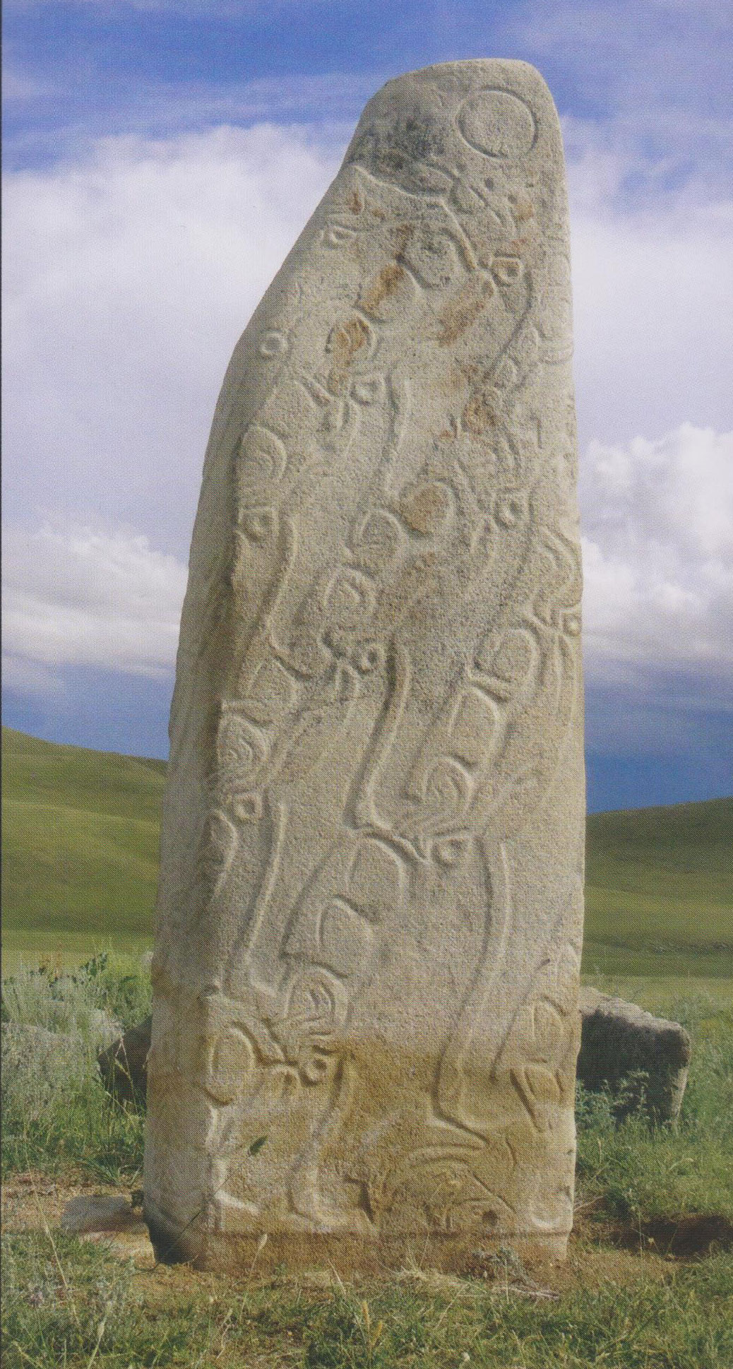 Pierre à cerfs n°35 (monolithe, menhir ou stèle) du site de Tsatsyn Ereg en Mongolie.