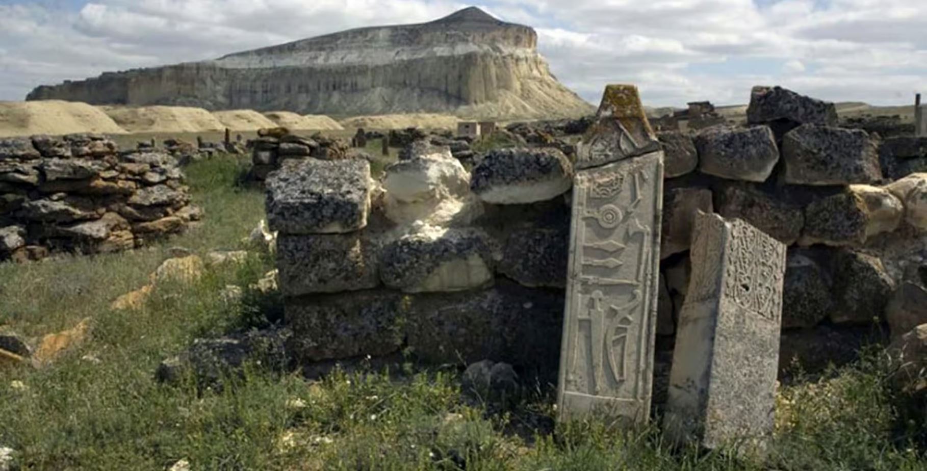 Pierres gravées sur le site d'Altÿnkarzan, au Kazakhstan.