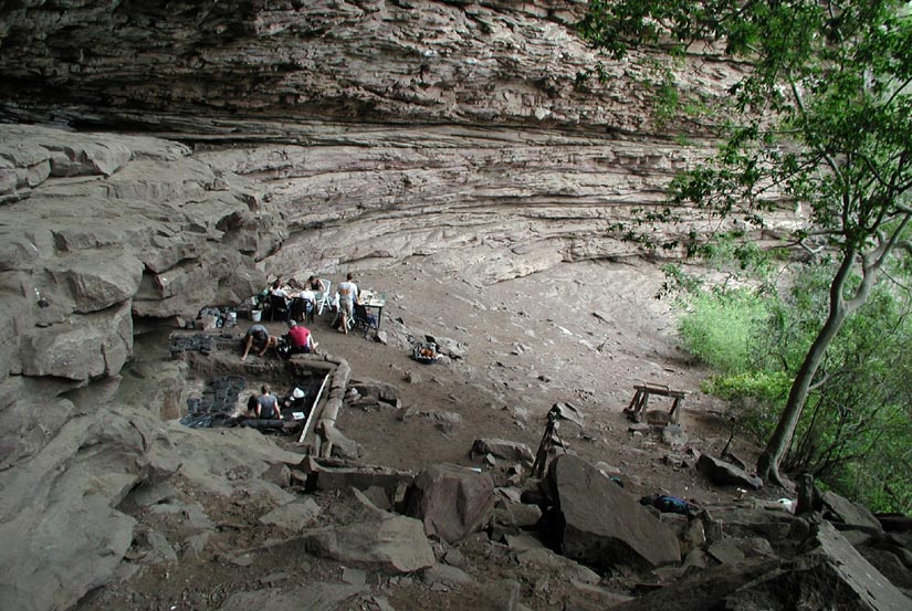 Production d'ocre sur des foyers cimentés, dans la grotte de Sibudu en Afrique du Sud, vieille de 58000 ans.