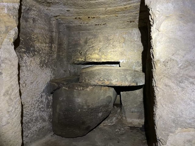 Sarcophage en basalte noir au second niveau depuis le puits d'Osiris.