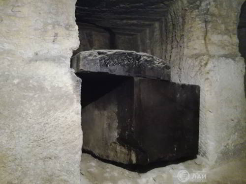 Sarcophage en basalte noir au second niveau depuis le puits d'Osiris.