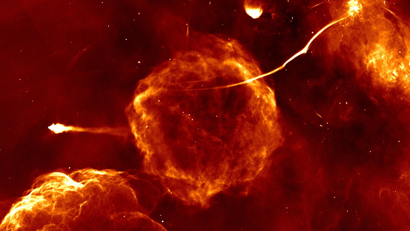 Pulsar The Mouse (à gauche), vestige de la supernovae 5359.1-0;5 (au centre), l'un des filaments radio le plus long, appelé The Snake (en haut à droite).