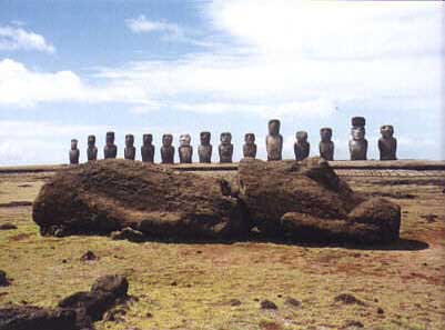 Moaï sur l'île de Pâques, près du volcan Rano Raraku.