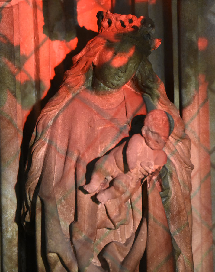 Rayon rouge sur la Vierge à l'Enfant