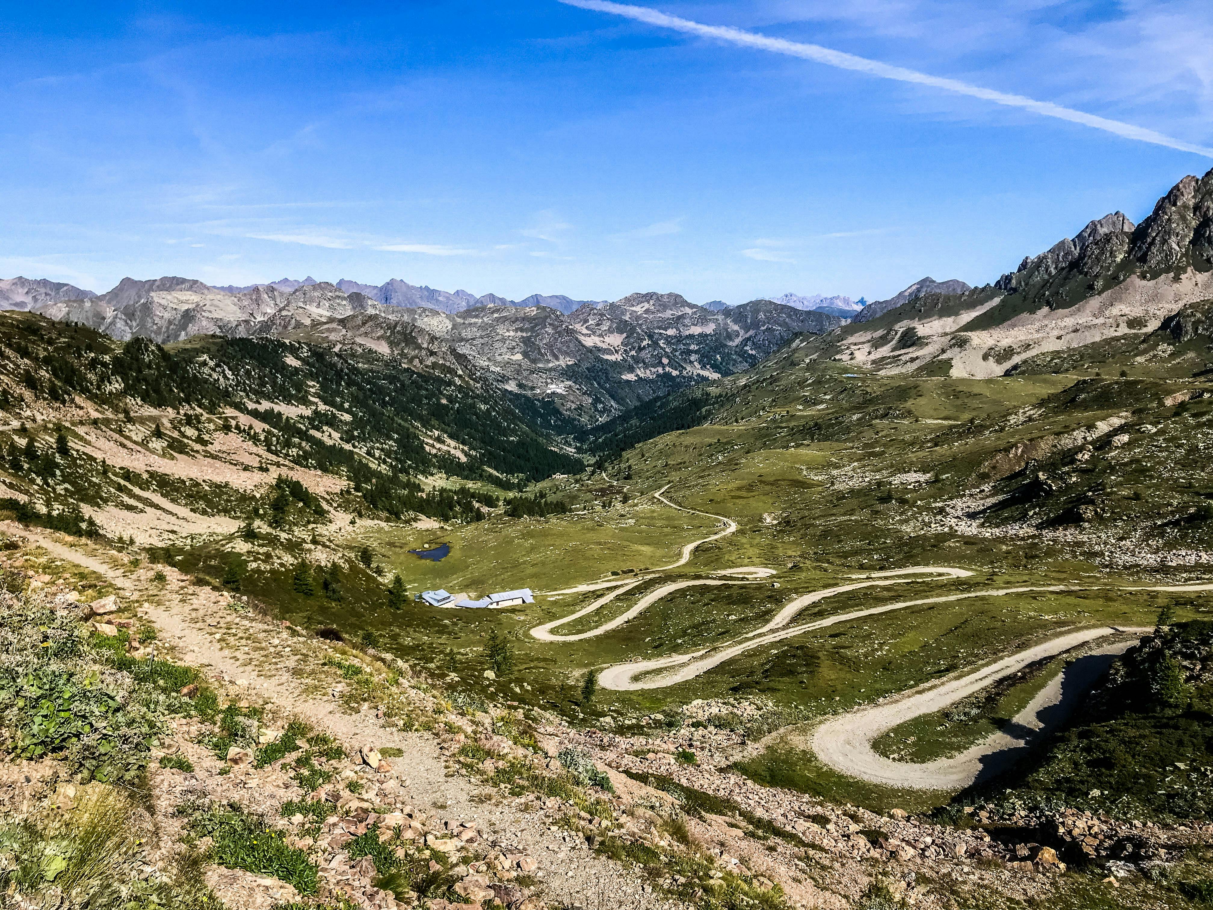 Route sinueuse de la vallée de Cerdagne dans les Pyrénées (France-Espagne).