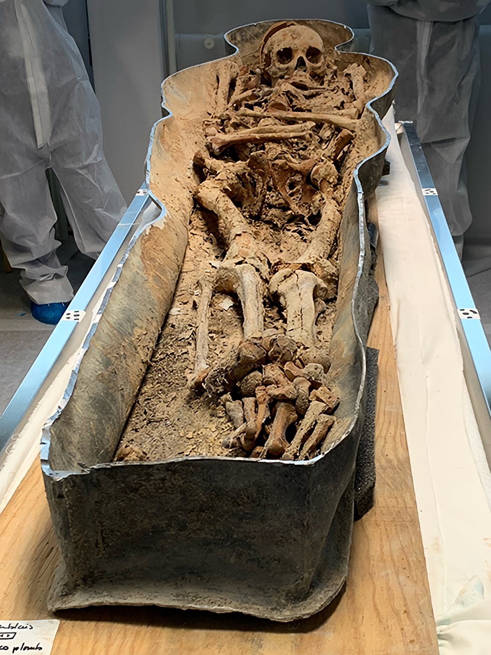 Sarcophage en plomb sous la Cathédrale Notre-Dame de Paris, du Cavalier au long crâne.
