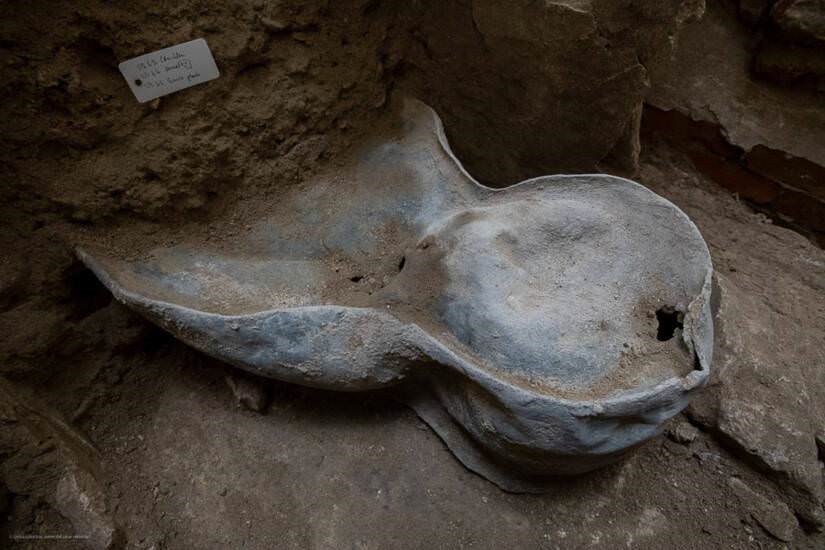 Sarcophage en plomb sous la Cathédrale Notre-Dame de Paris.