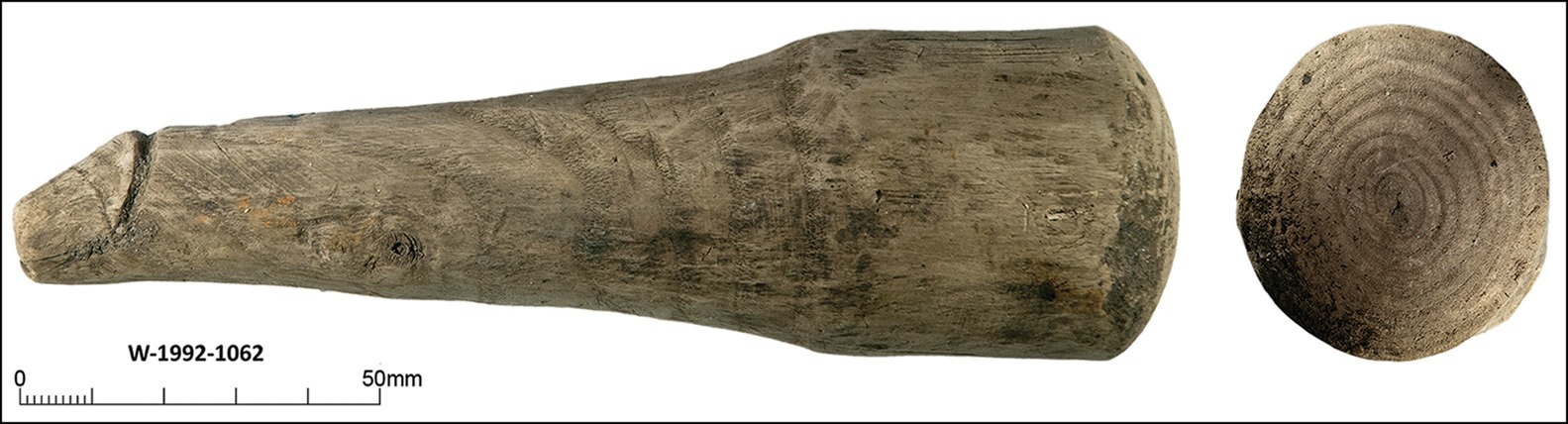 Sculpture phallique en bois.