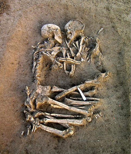 Double sépultures (couple enlacé) en Italie.