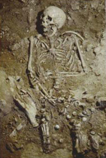 Sépulture d'une femme dans la grotte de Los Canes (Cabrales, Asturies, Espagne), il y a 7 200 ans.