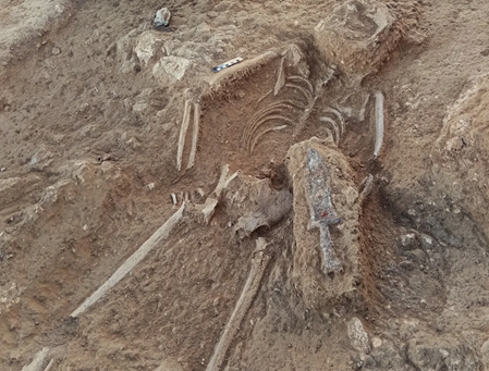 Sépulture romaine, avec poignard dans le dos & pieds coupés, à Cortijo Lobato en Espagne.