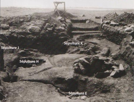 Sépultures sur le site de Téviec dans le Morbihan en France, il y a 8 700 à 12 000 ans.