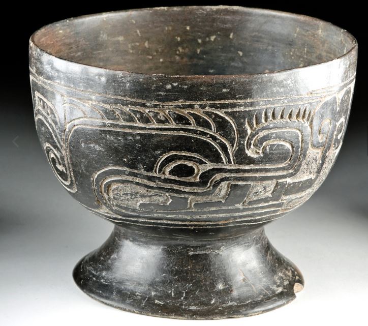Gravure olmèque d'un serpent au Guatemala.