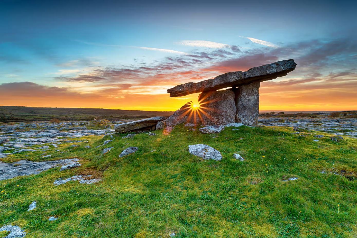 Solstices d'été & d'hiver, ou calendrier solaire, sur le cursus (champ de course) de Baltinglass en Irlande.