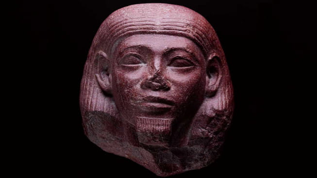 Tête de statue en grès rouge, vieille de 4 000 ans.