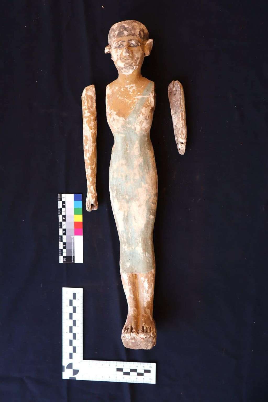 Statuette au sein d'une sépulture, cercueil dans un sarcophage, mis au jour à Assiout en Egypte (1965-1920 av. J.-C.).