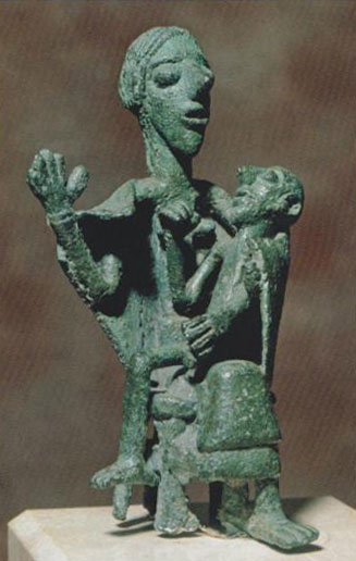 Statuette en bronze de femme portant un enfant.