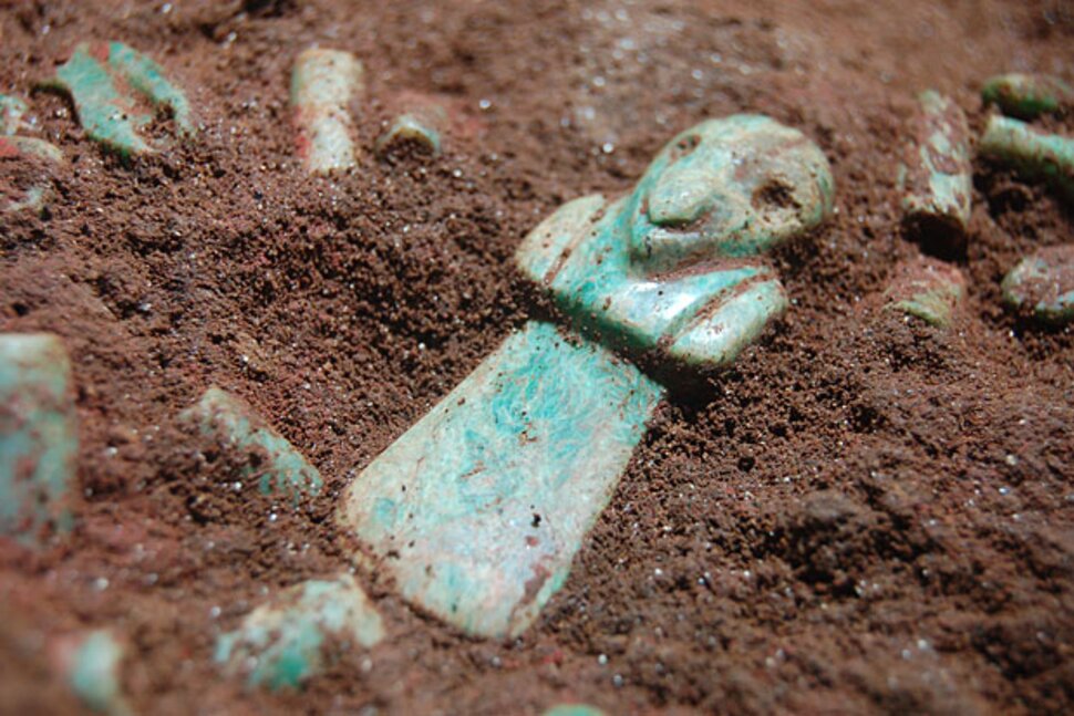 Statuette à forme humaine en jade, à Tak'alik Ab'aj au Guatemala.