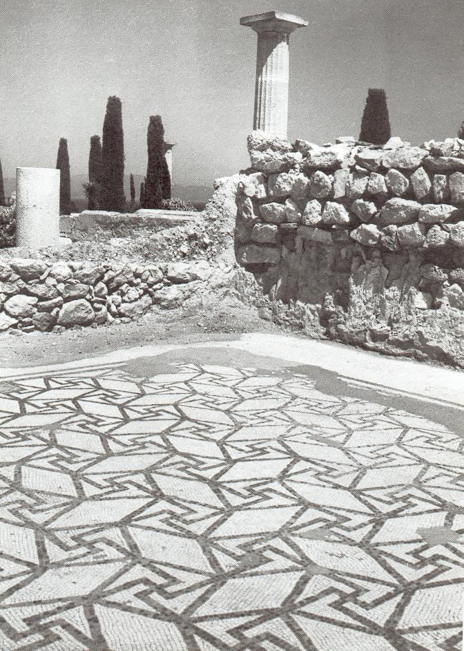 Swastika (ou Svastika) sur une mosaïque, dans une demeure d'Ampurias, en Grèce.