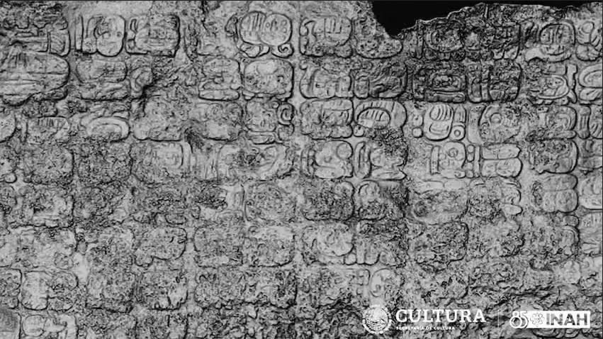 Tablette maya constituée de 123 glyphes, de la cité de Cobá dans la péninsule du Yucatán au Mexique.