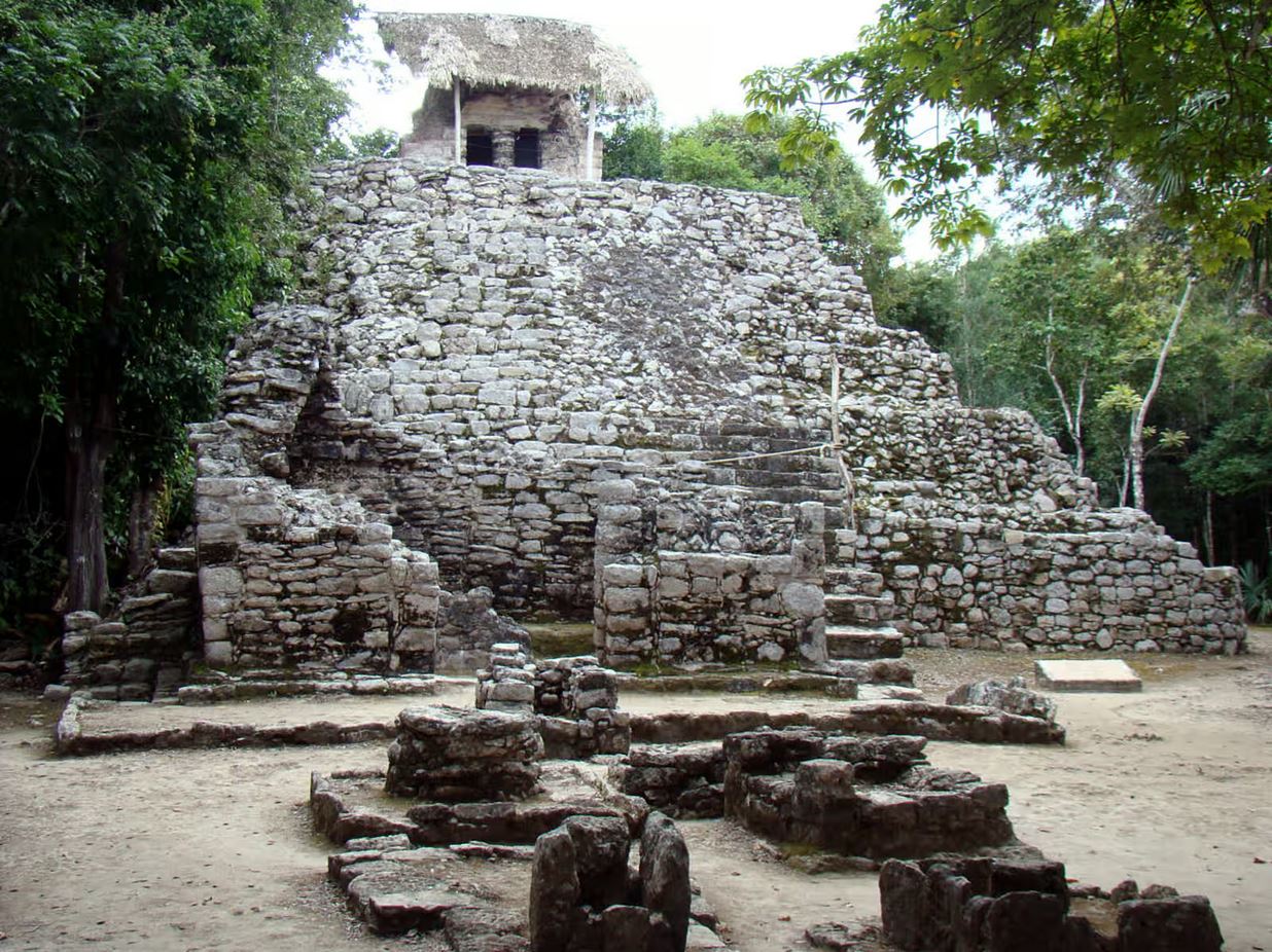 Tablette maya constituée de 123 glyphes, de la cité de Cobá dans la péninsule du Yucatán au Mexique.