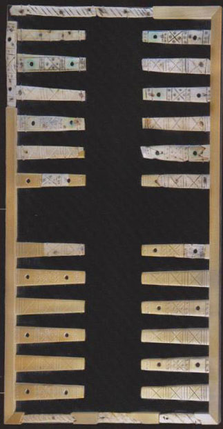Tablier de trictrac (ou mérelle) dans le château de Mayenne en France, vieux de 800 ans.