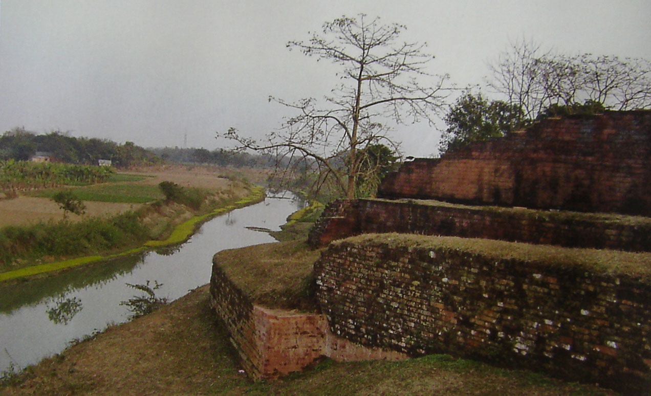 Temple de Govinda Bhita, au nord-est de la citadelle de Mahasthangard.