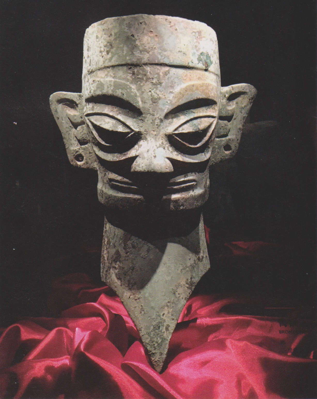 Tête de bronze, issue des fosses sacrificielles de Sanxingdui en Chine, en l'an 1250 avant notre ère.