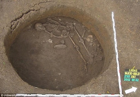 Tombe sur le site de Varjú-dulo, en Hongrie, datant de 1200 avant J.-C.