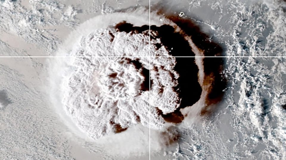 Eruption & tsunami sur les îles Tonga, dans l'océan Pacifique.