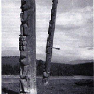 Totem Gitksan par Kurt Seligmann (Colombie-Britannique, Canada), le 12-13 mai 1939.