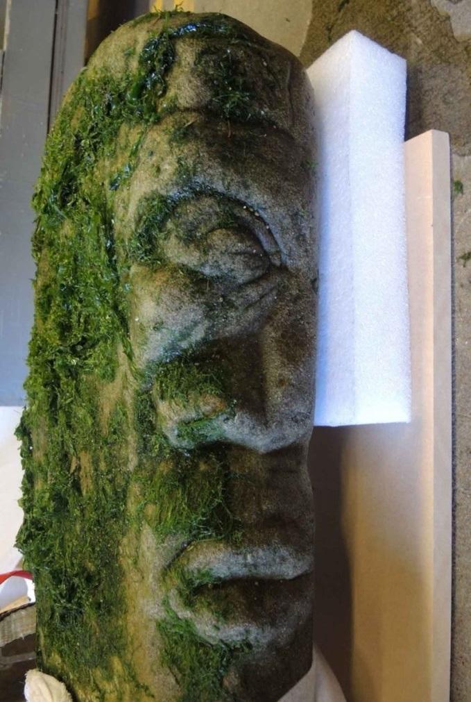 Visage sculpté sur un totem à Finlayson, sur une plage de Victoria (Colombie-Britannique, Canada).